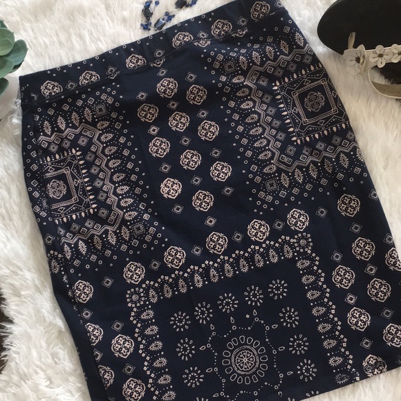 Old Navy Dresses & Skirts - Old Navy slip on printed skirt bandana size M